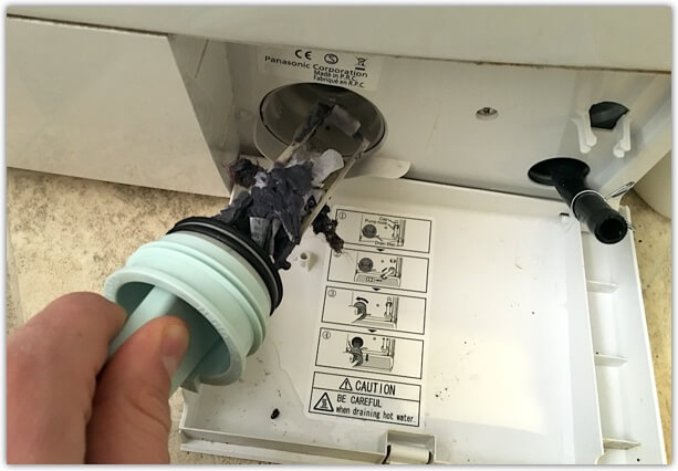 Dreck im Wasserfilter der Waschmaschine