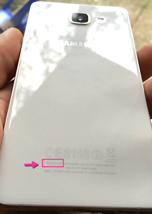 Modellnummer auf der Rueckseite von Samsung Galaxy Smartphone